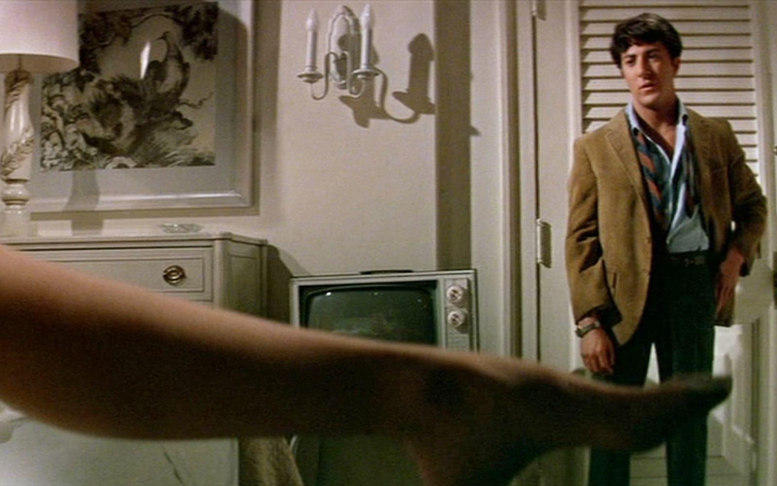 Mandomsprovet (1967) - Dustin Hoffmans stora genombrott i rollen som 21-årige Benjamin Braddock som förförs av den äldre Mrs Robinson och sedan förälskar sig i hennes dotter.  Foto: United Artists