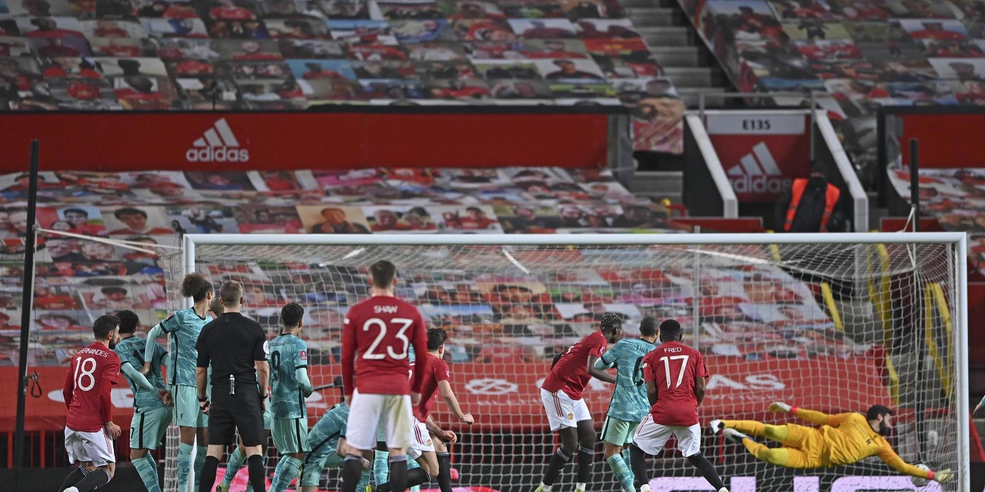 Bruno Fernandes, till vänster, skickar bollen i mål och Manchester United vidare till nästa omgång i FA-cupen.