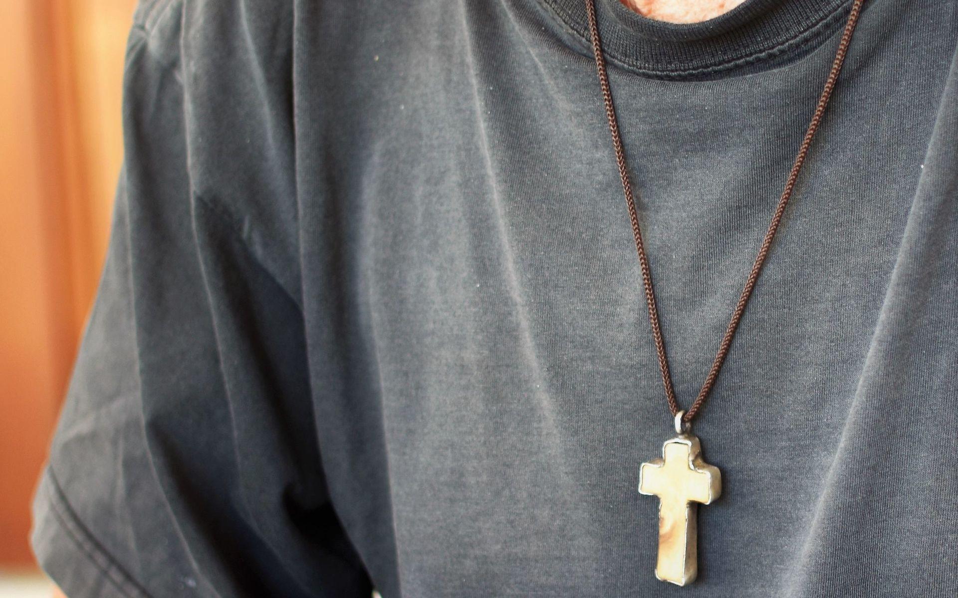 Korset vårdar han ömt – och uppdraget som diakon är livslångt.