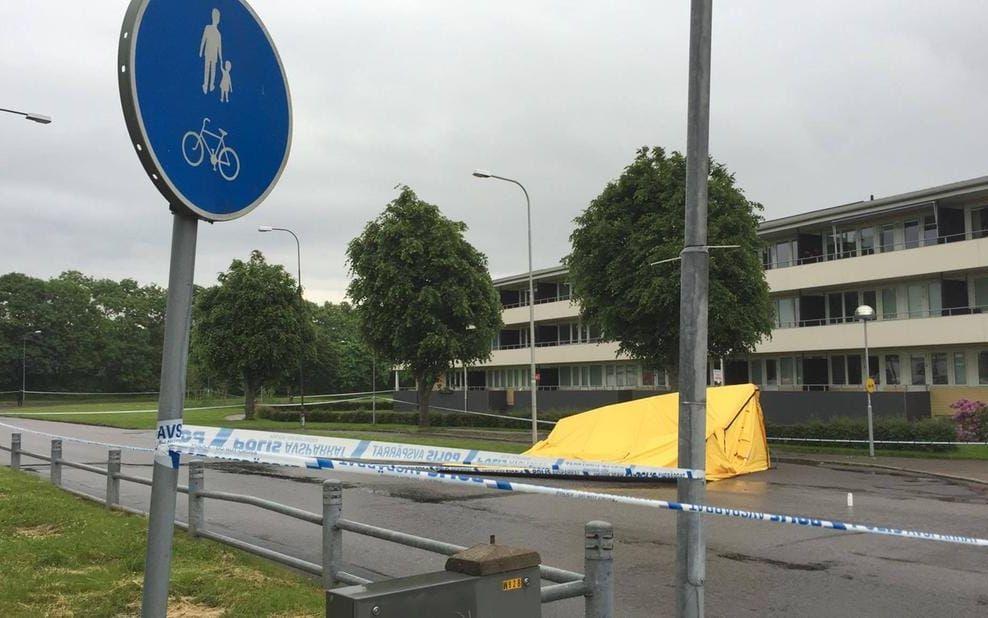 Mannen i 25-årslåldern sköts till döds med flera skott vid Bärnstensgatan vid 1-tiden under natten mot fredagen. Bild: Anders Abrahamsson