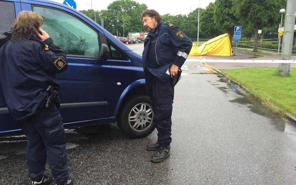 Polisens tekniker undersökte under fredagen mordplatsen i flera timmar. Bild: Anders Abrahamsson