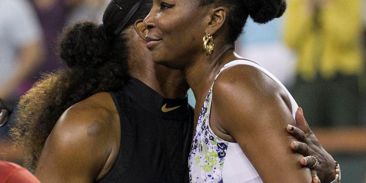 Serena Williams tvingas lämna turneringen i Indian Wells i WTA-touren efter att ha förlorat mot sin syster Venus med 6–3, 6–4.