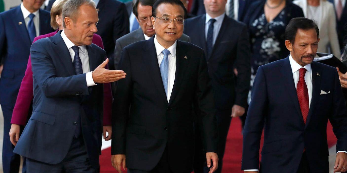 EU:s permanente rådsordförande Donald Tusk (till vänster) och Kinas premiärminister Li Keqiang (mitten) på väg in till Asem-toppmötet i Bryssel.