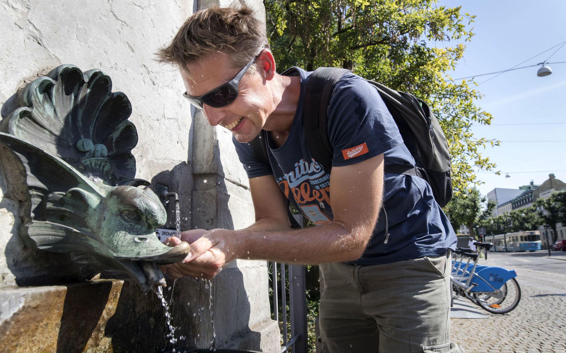 Thomas Tuleweit, 47, är i Göteborg på semester och dricker vatten utanför Domkyrkan. 