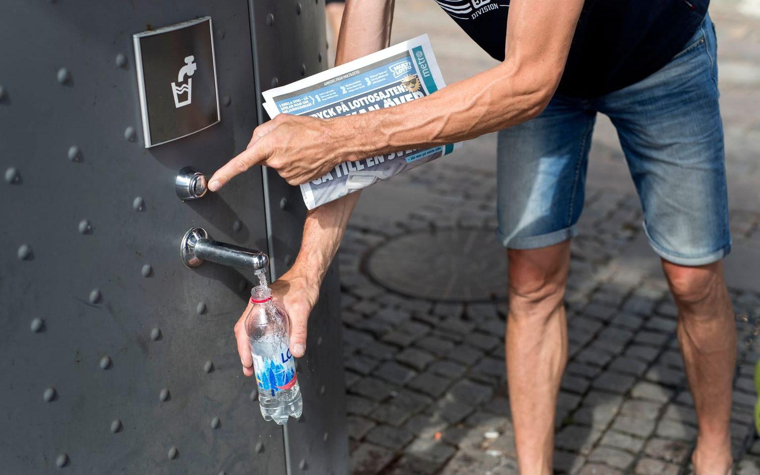 Många fyller på sina vattenflaskor vid Kungsportsplatsen. 