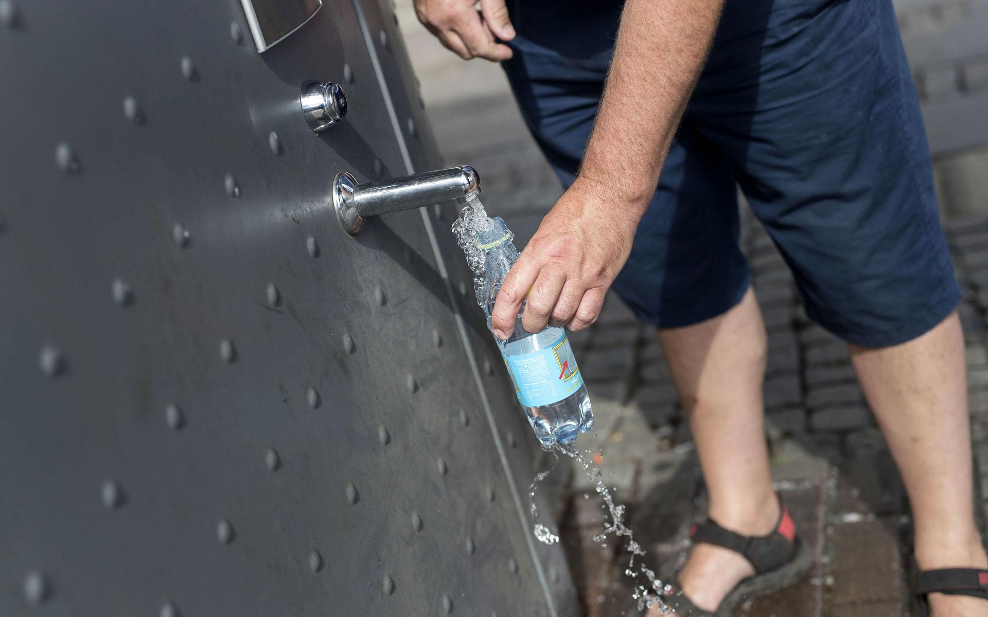 Många fyller på sina vattenflaskor vid Kungsportsplatsen. 