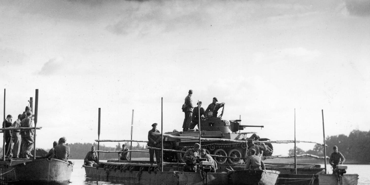 Uppland 1939-09-20Tung stridsvagn forslas över vattnet på en åttapontonsfärja av lätt krigsbromaterial vid UpplandsmanövernFoto: SvD / TT / kod 12014