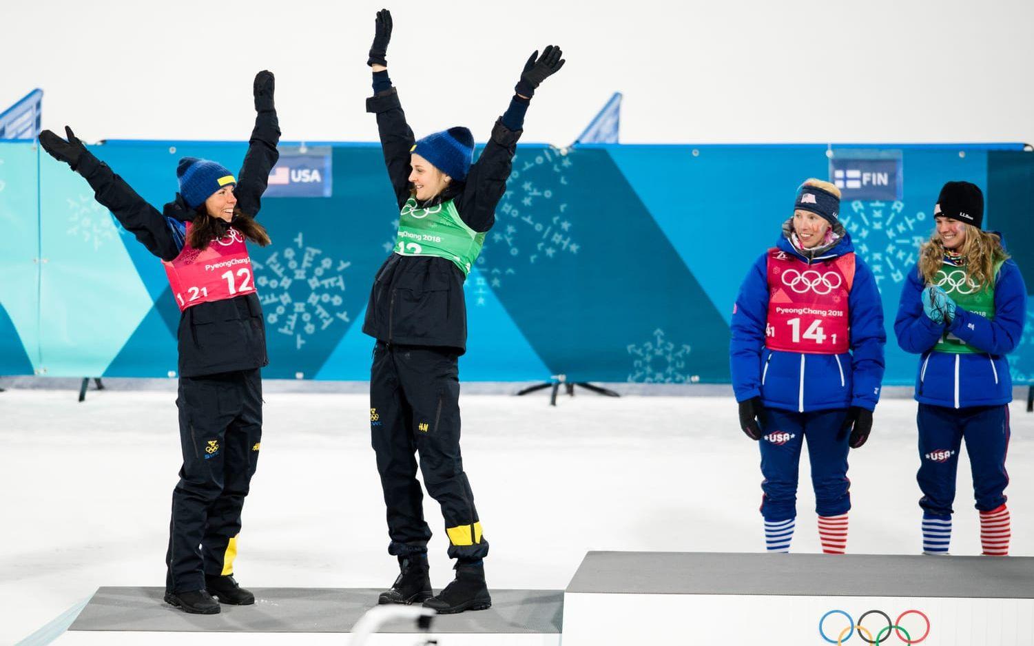 Charlotte Kalla och Stina Nilsson tog silver i sprintstafetten efter spurtstrid mot segrande USA