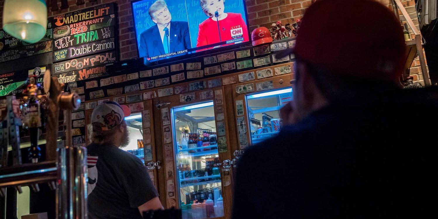 Bargäster följer debatten mellan Hillary Clinton och Donald Trump i Cincinnati.