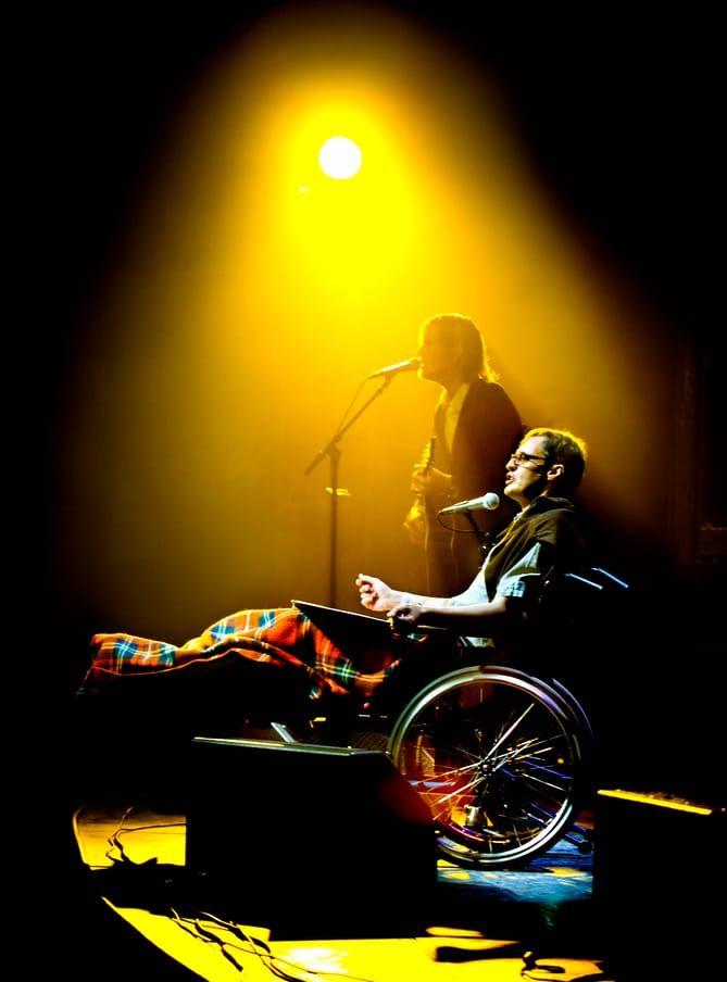 På scen i rullstol 2009.