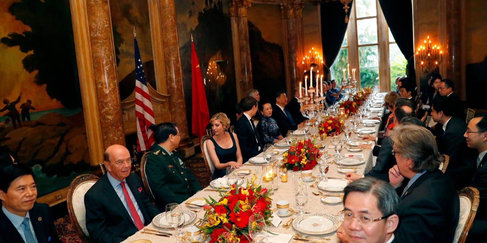 Middag på gång på Mar-a-Lago i Florida, där USA:s president Donald Trump tog emot Kinas president Xi Jinping. Bild från statsbesöket i förra veckan.