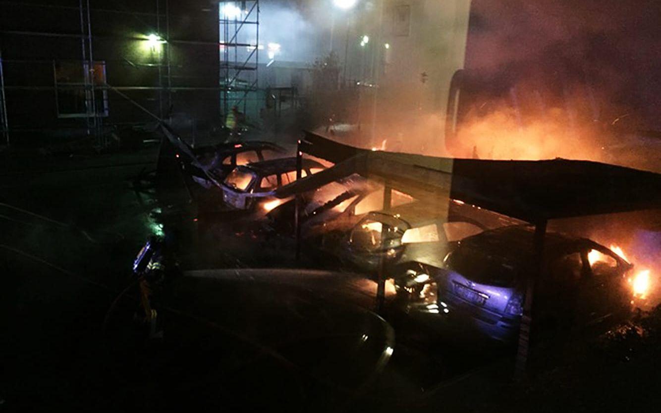 Nio bilar är totalförstörda efter branden. FOTO: Läsarbild
