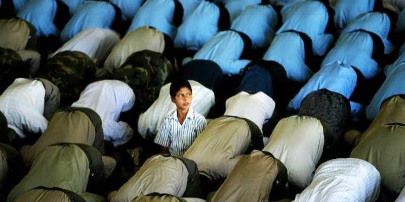 De islamska organisationerna har själva hjälpt till att skapa segregationen av muslimer i världens modernaste land. Nuvarande och tidigare regeringar har svikit svaga kvinnor för denna herrklubbs skull, skriver Fateme Gosheh.