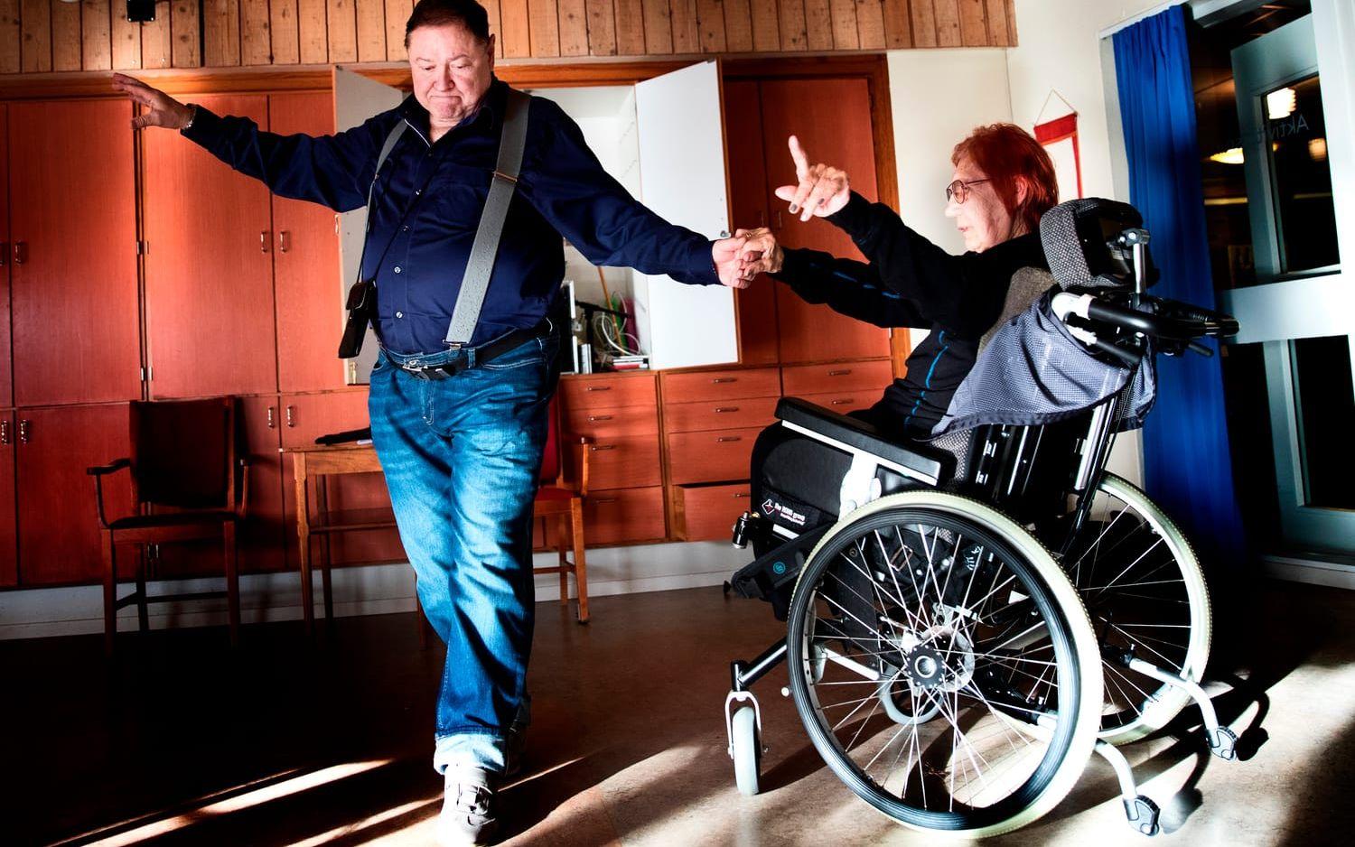 Danspartners. Dan Ersdal och Mona Haggren är båda danspedagoger och har dansat ihop sedan 1970-talet. Nu fokuserar de på salsa för personer som sitter i rullstol. Bild: Anders Ylander.