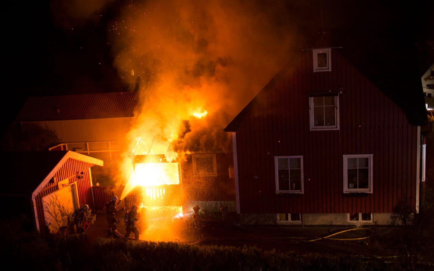 Tre av bränderna anlades i samma bostadsområde i Kungsbacka under natten mot söndagen. Bild: Läsarbild