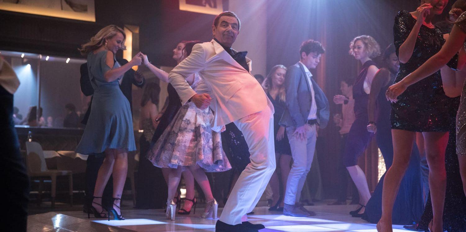 Är det inte Mr Bean där på dansgolvet? Nej, det är bara Rowan Atkinson som återanvänder lite gamla tricks i den tredje filmen om spionen Johnny English. Pressbild.
