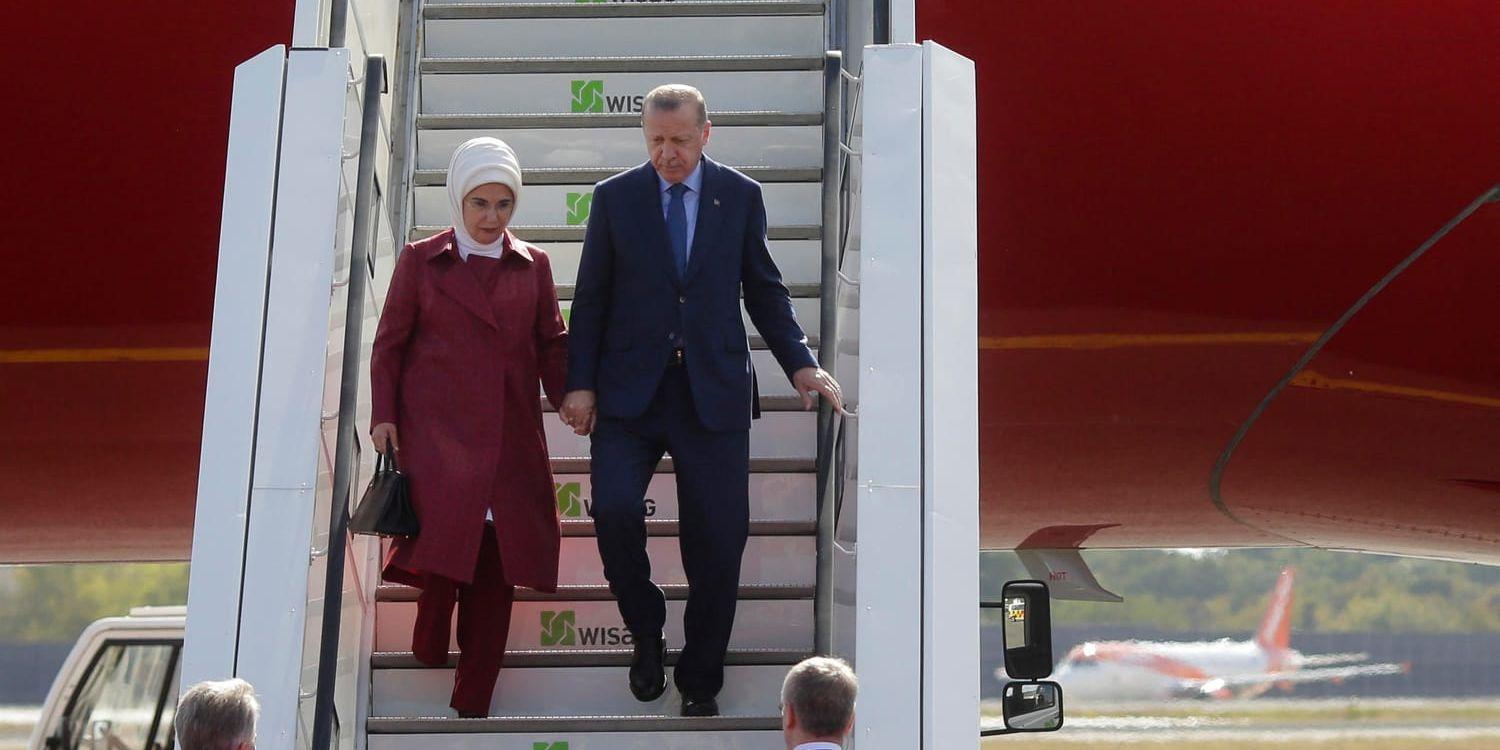 Turkiets president Recep Tayyip Erdogan och hans fru Emine efter landning i Berlin.