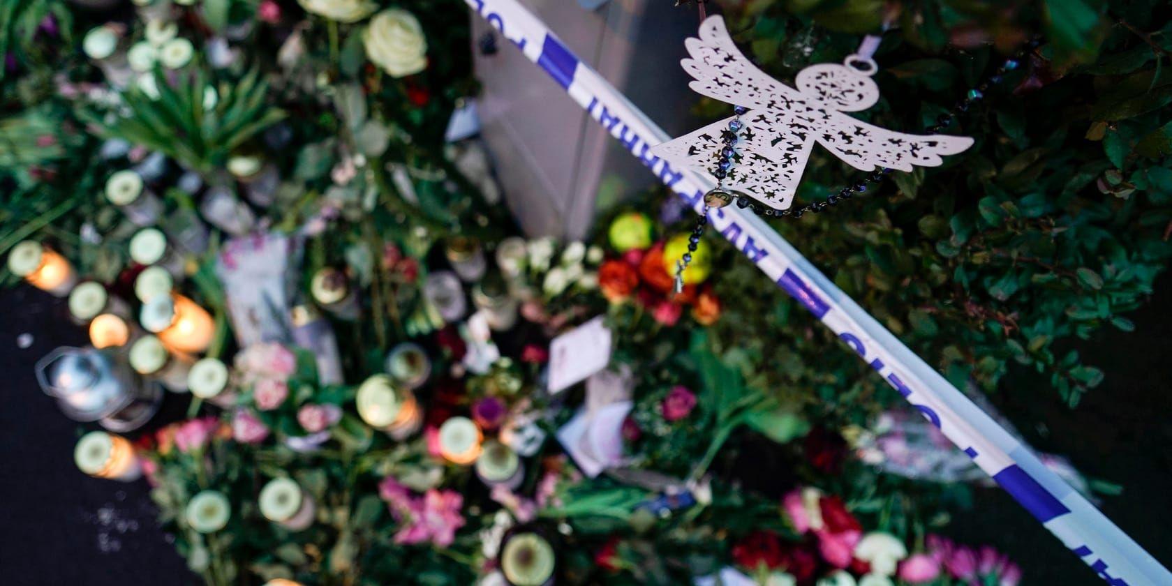 Blommor och ljus utanför villan i Bjärred där fyra familjemedlemmar hittades döda i början av året. Arkivbild.