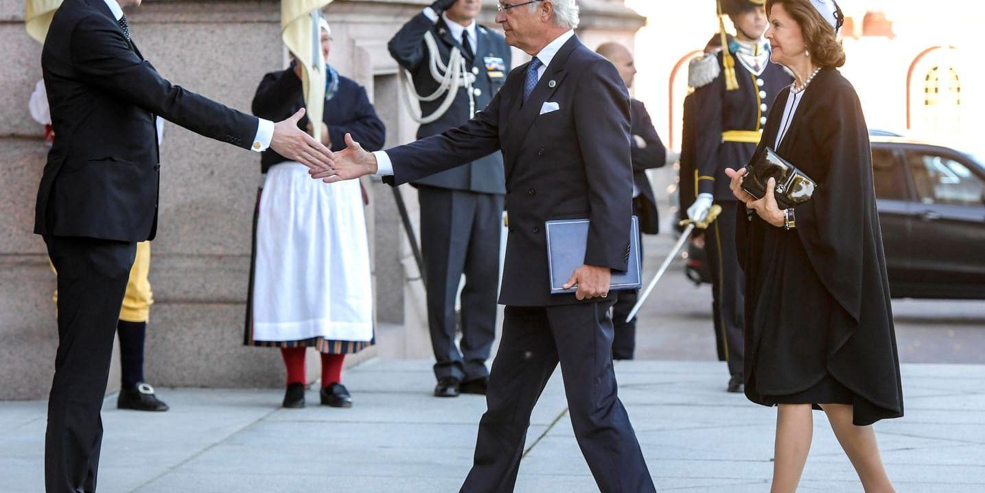 Talmannen Andreas Norlén välkomnar kung Carl Gustaf och drottning Silvia till riksdagshuset inför riksmötets öppnande.
