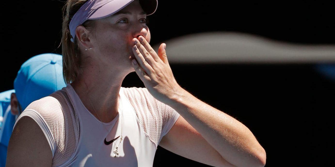 Maria Sjarapova ger publiken i Melbourne slängkyssar efter segern i första omgången i Australian Open.