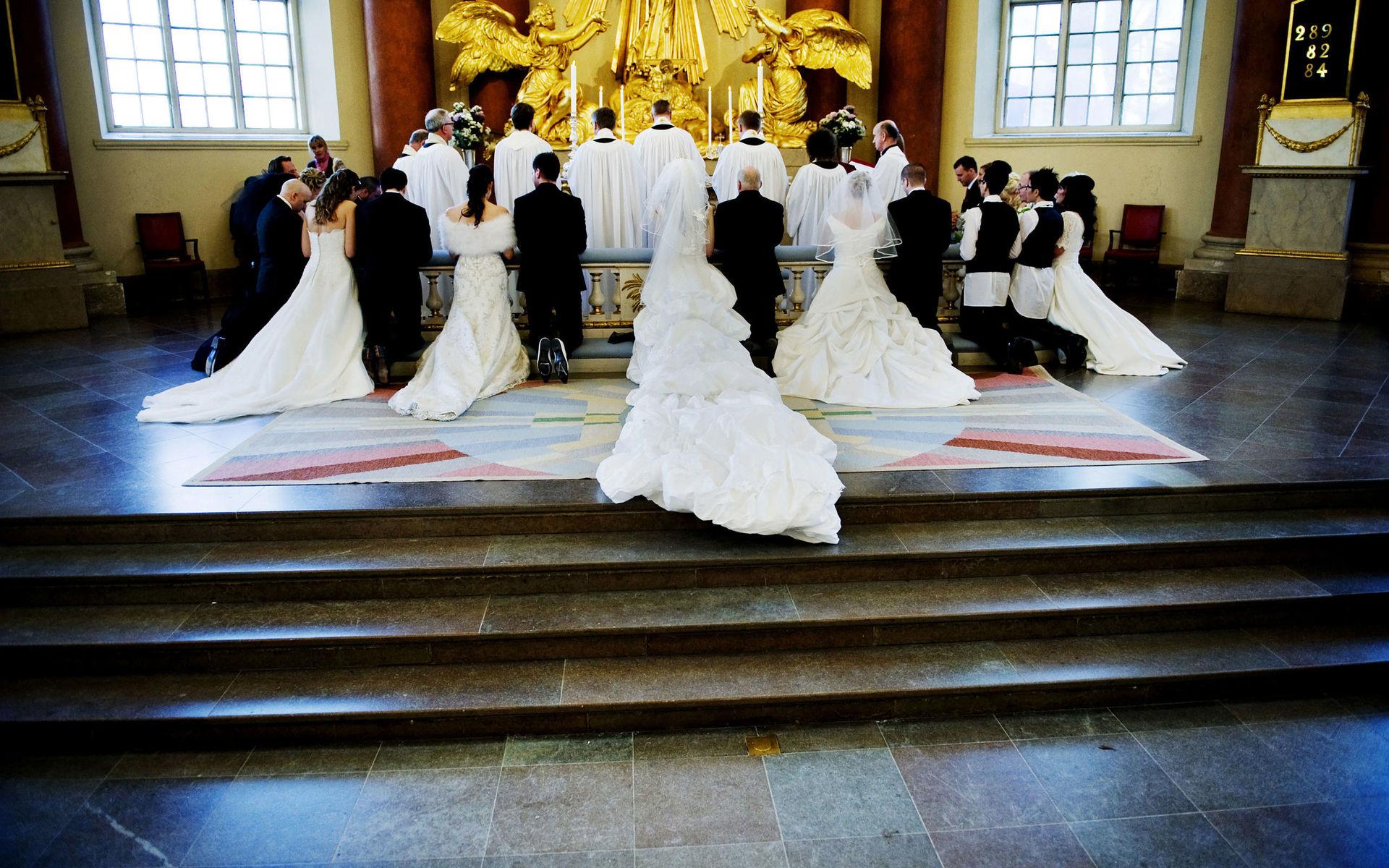 2011-11-11  kl 11.11 gifte sig 11 par i Domkyrkan av Izabelle Nordfjell.