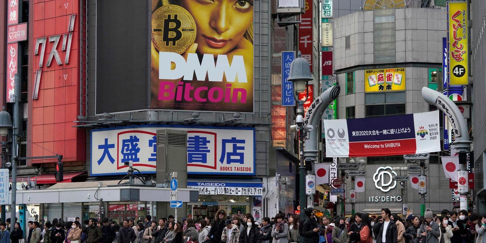 Reklam för bitcoin i Shibuya i centrala Tokyo. Arkivbild.