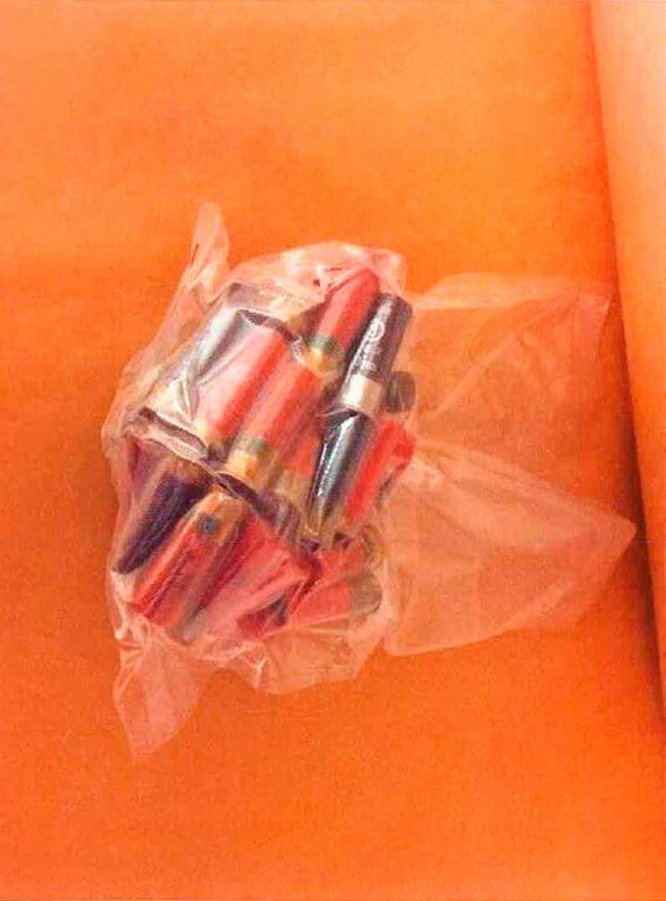 Olika typer av ammunition påträffades också, totalt över 120 patroner. Bild: Polisen.