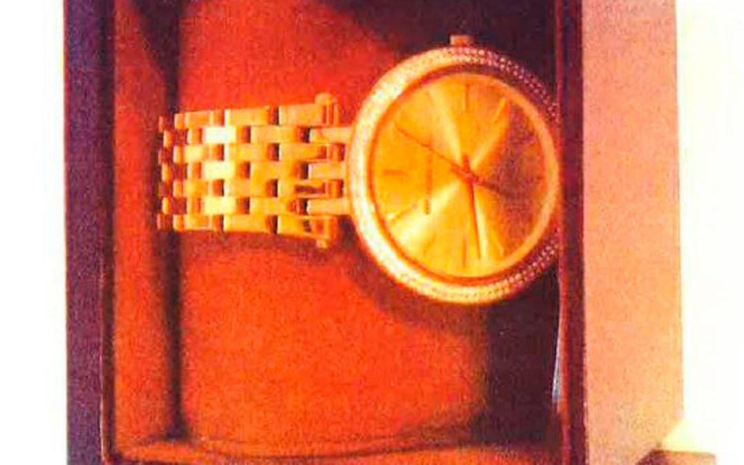 Även värdeföremål i form av klockor och guld fanns i 26-åringens bostad. Bild: Polisen.