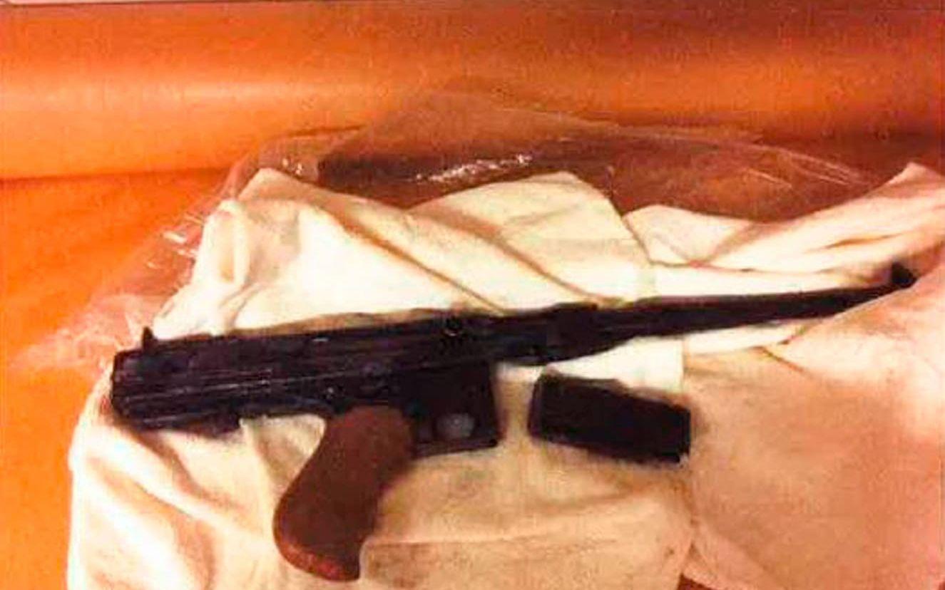 Ett av de tre tunga vapen som hittade i mannens lägenhet. Bild: Polisen.