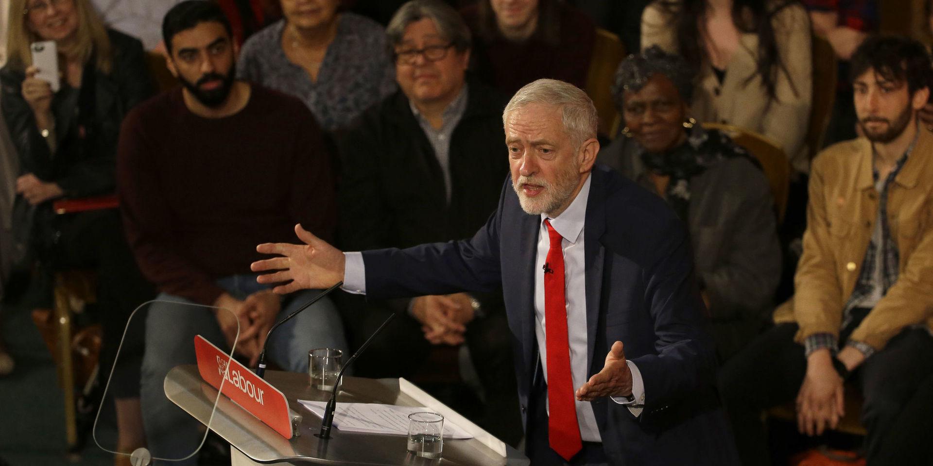 Jeremy Corbyn talar på ett politiskt evenemang i London.