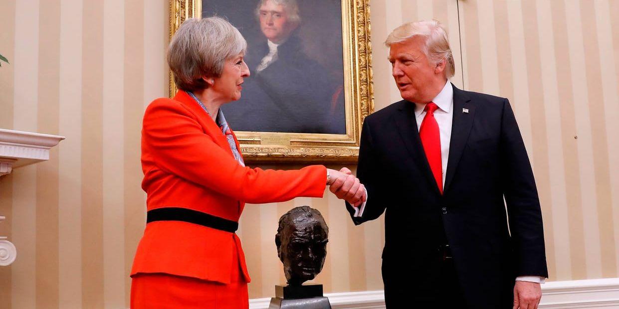 President Donald Trump tog emot Theresa May i Vita huset i januari. Men nu är han tveksam till att återgälda besöket.