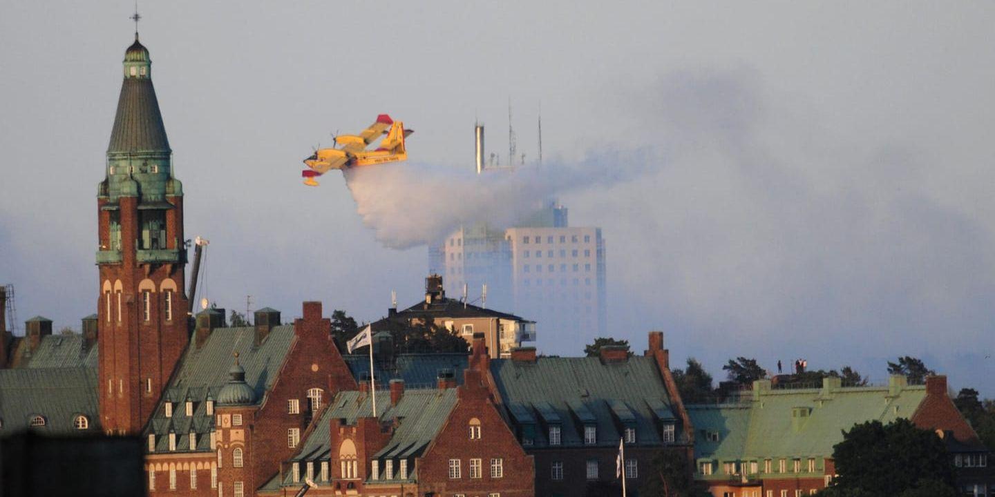 De italienska brandflygplanen vattenbombade branden i Nacka. Nu hoppas Sverige få behålla dem ytterligare en vecka.