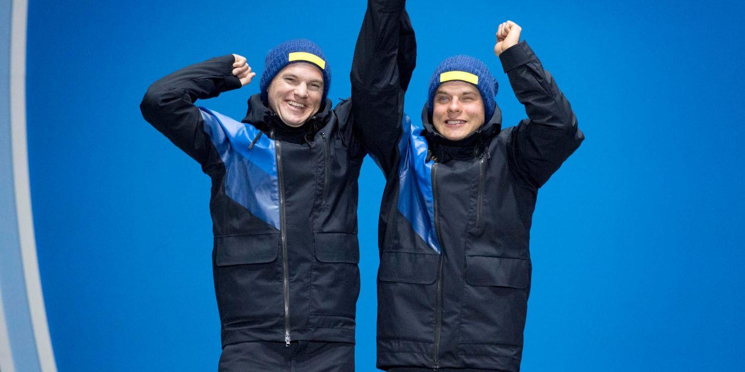 Zebastian Modin, till höger, och guiden Robin Bryntesson firar sprintsilvret i Paralympics i Pyeongchang. Framöver kommer Modin även att jobba med Gunnar Hammarberg.