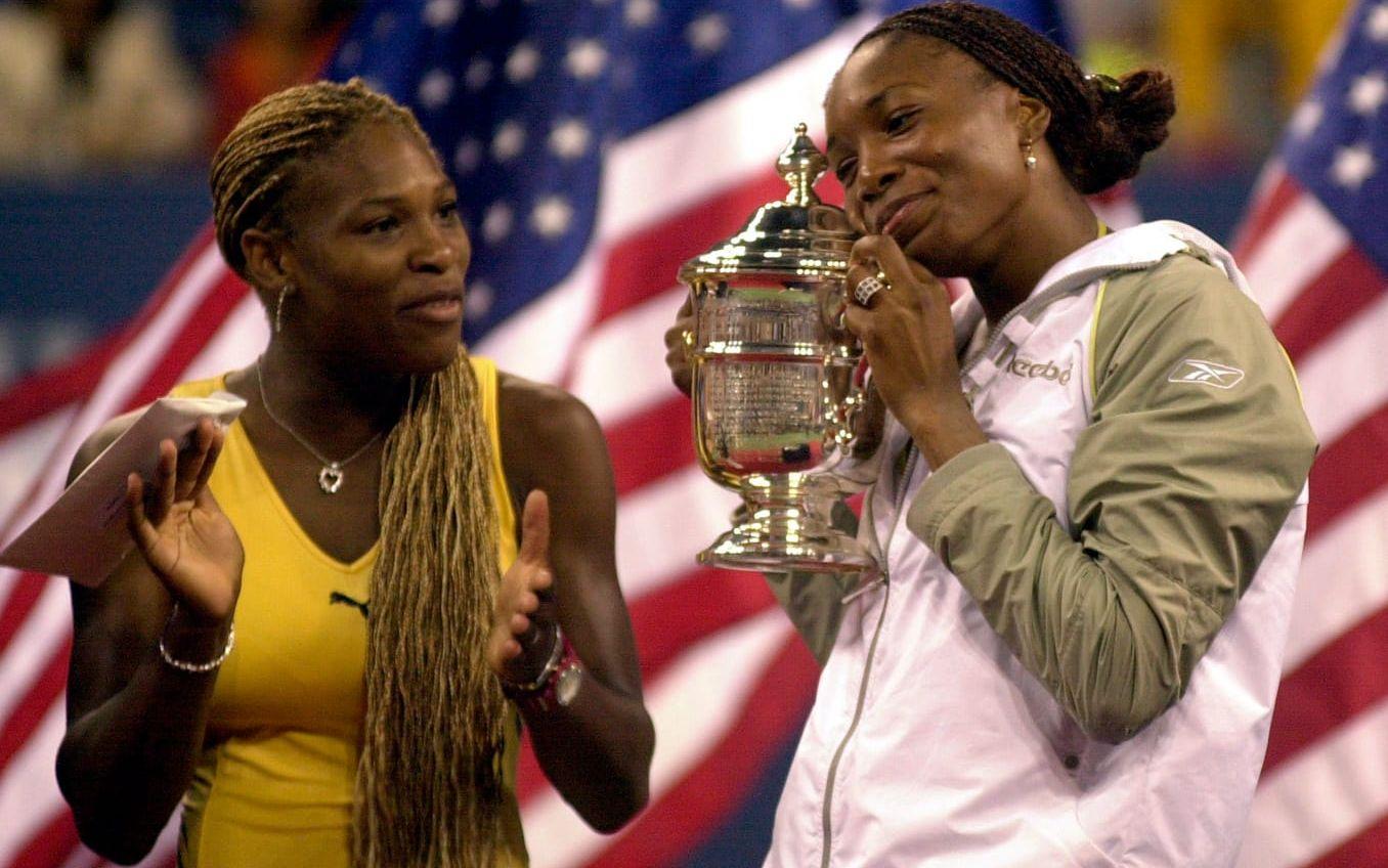 Venus Williams vann sju grand slam-titlar i singel åren 2000-2008.Här applåderas hon av sin syster efter finalen i US-open 2001. Foto: TT