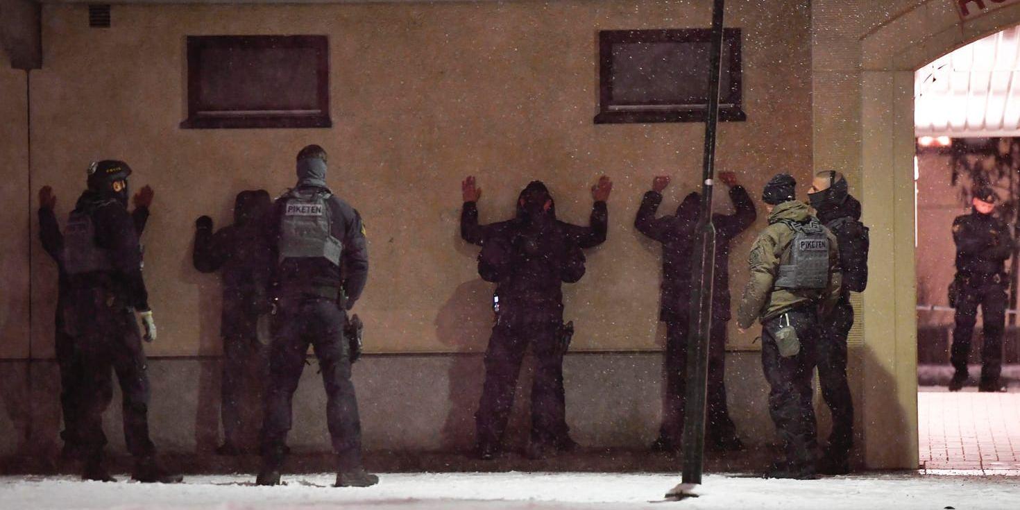 Polis kontrollerade flera personer efter dödsskjutningen i Stockholmsförorten Enskede. En person har gripits misstänkt för mord.