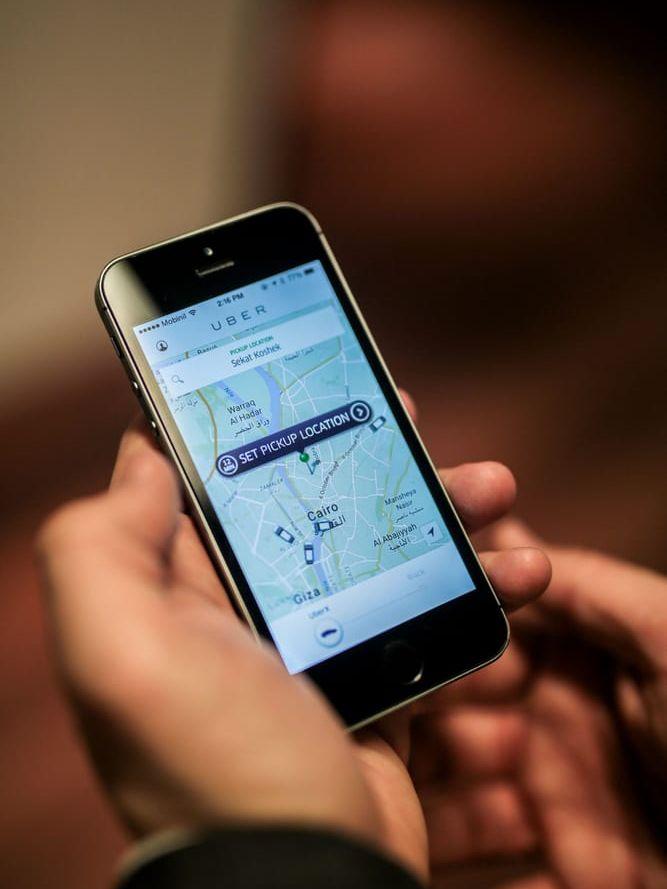Taxiresan bokas via en app, något som traditionella taxibolag nu har tagit efter.