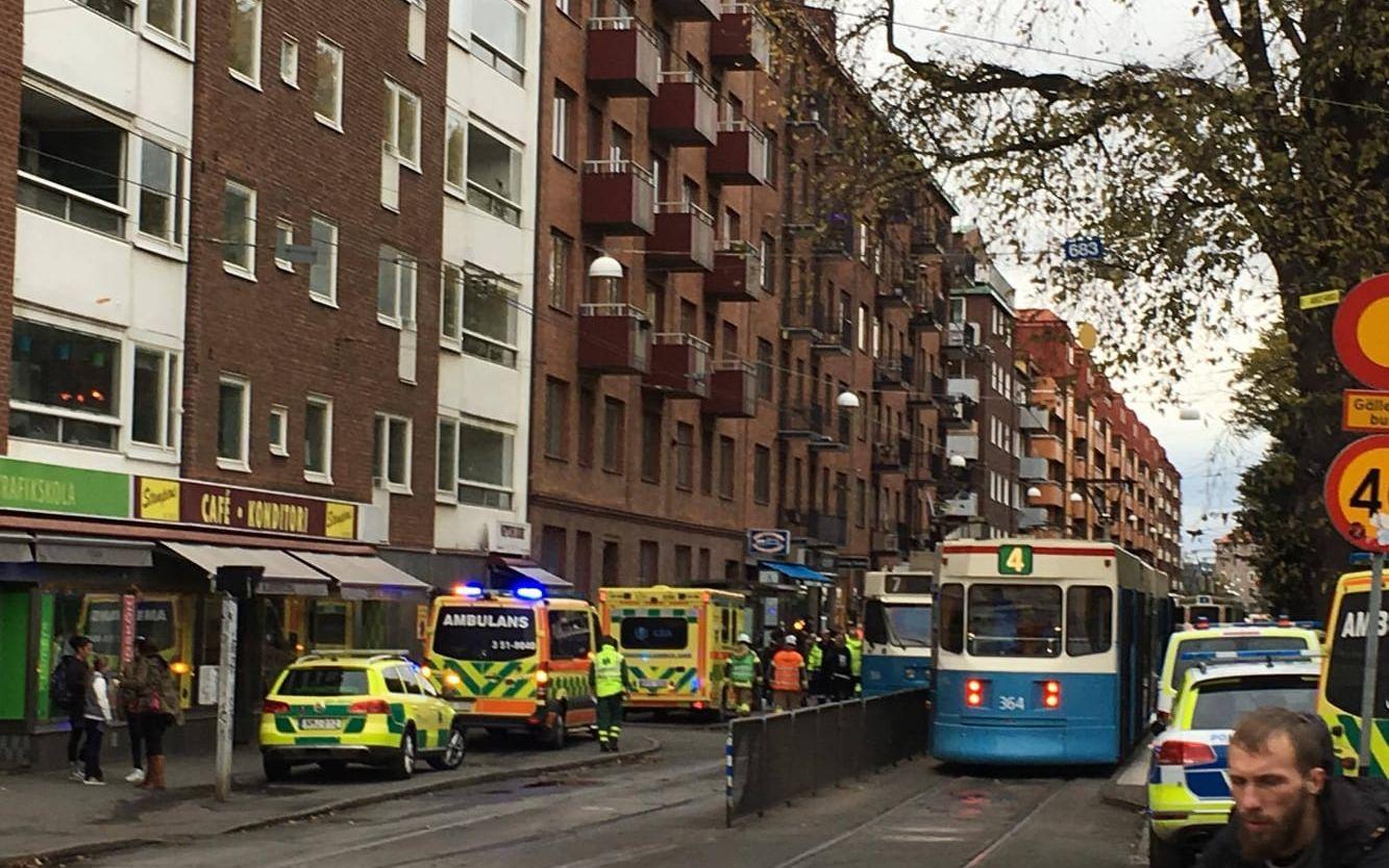Flera ambulanser och poliser fanns på platsen. Foto: Tobias Kjellberg.
