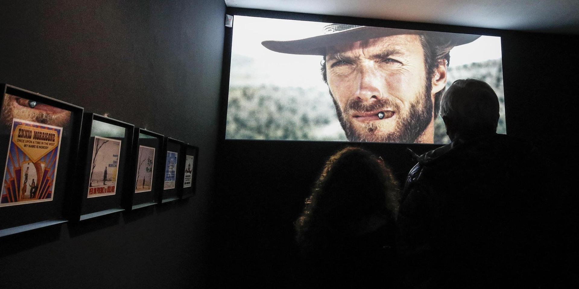 På duken syns Clint Eastwood i Sergio Leones 'Harmonica – en hämnare', en av de spagettiwesterns som definierat bådas karriärer. Arkivbild. 