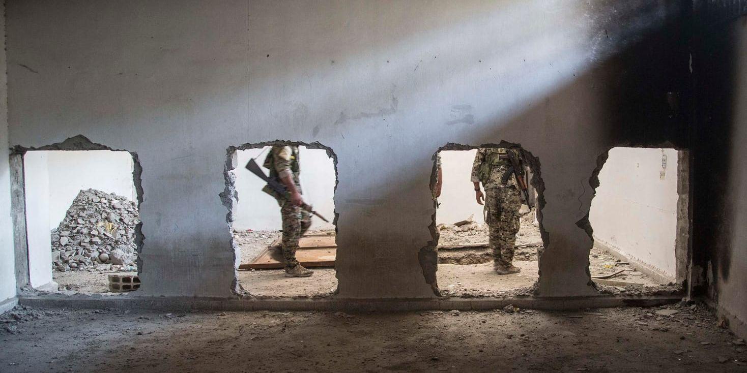 Den USA-stödda kurdisk-arabiska SDF-milisen kontrollerar en byggnad som tagits över från terrorrörelsen IS. Arkivbild.