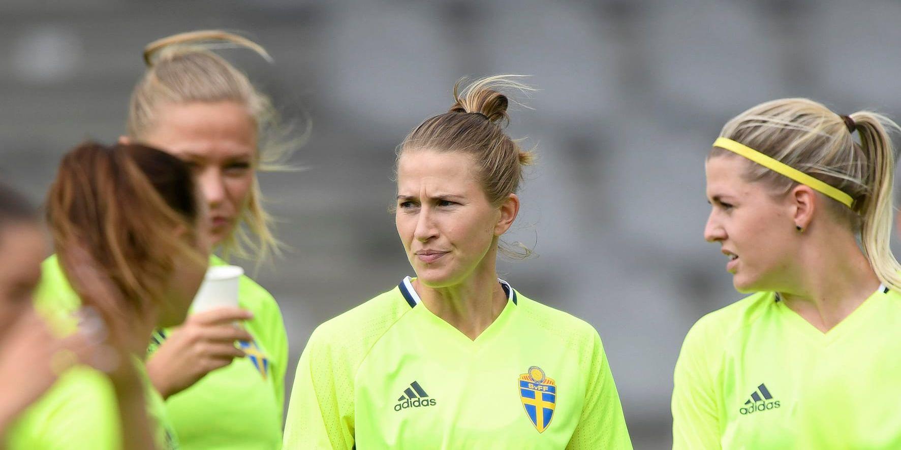 Paris Saint-Germains svenska försvarare Emma Berglund, här på en landslagsträning förra året, är på väg tillbaka i matchform.