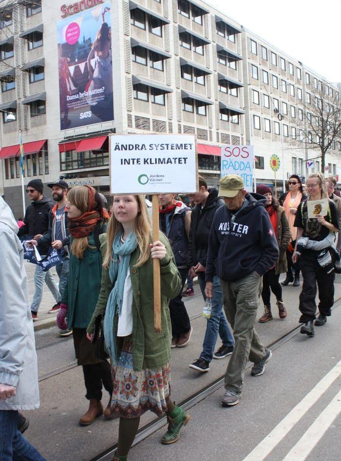 Demonstrationståget gick från Götaplatsen till Gustav Adolfs torg. Bakom evenemanget stod bland andra organisationen Jordens vänner.
