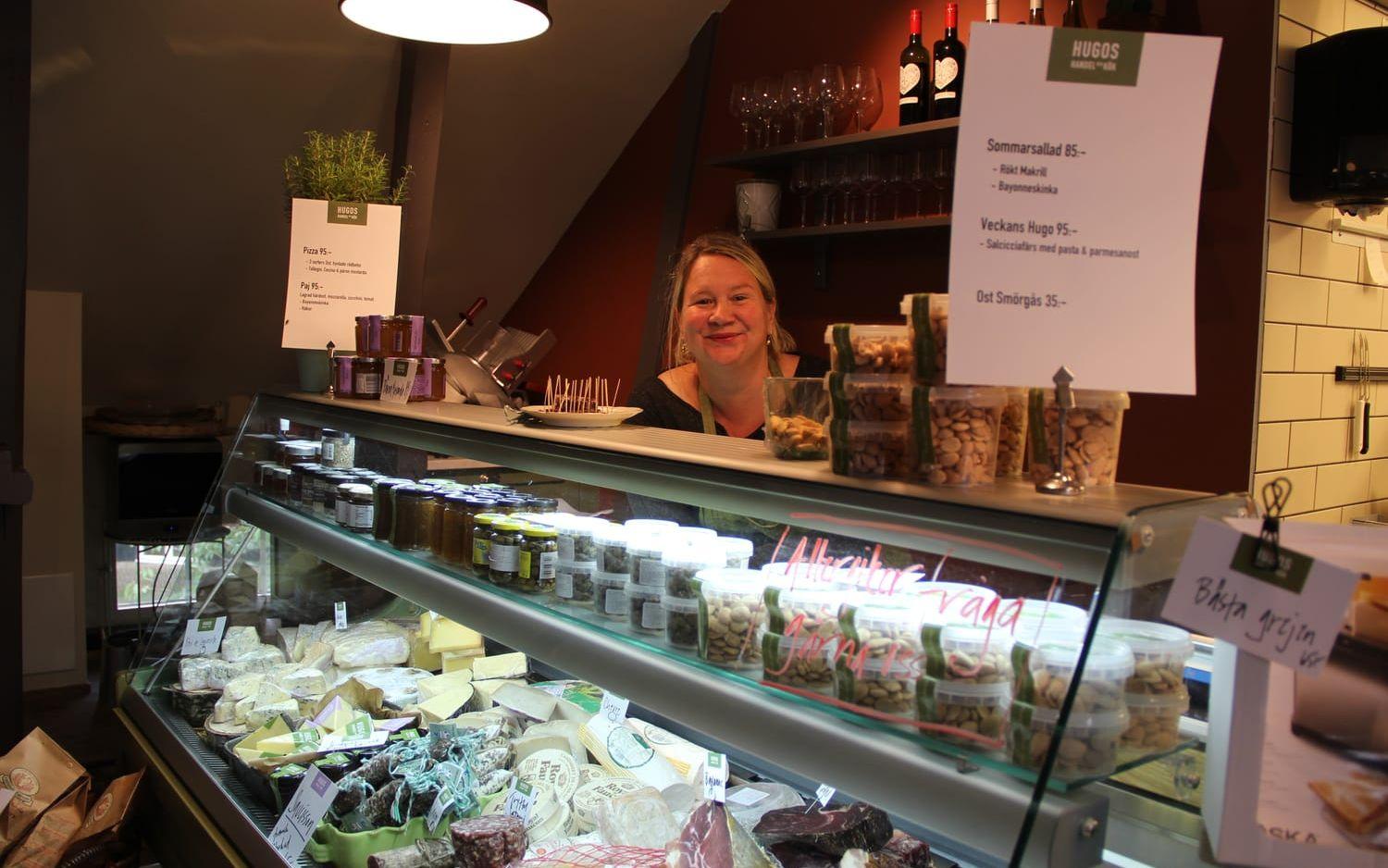 Bakom disken. För Jenny Svensson var det logiskt att öppna matbutik då företagets kontor redan var etablerat på Nääs. Bild: Martin Björklund
