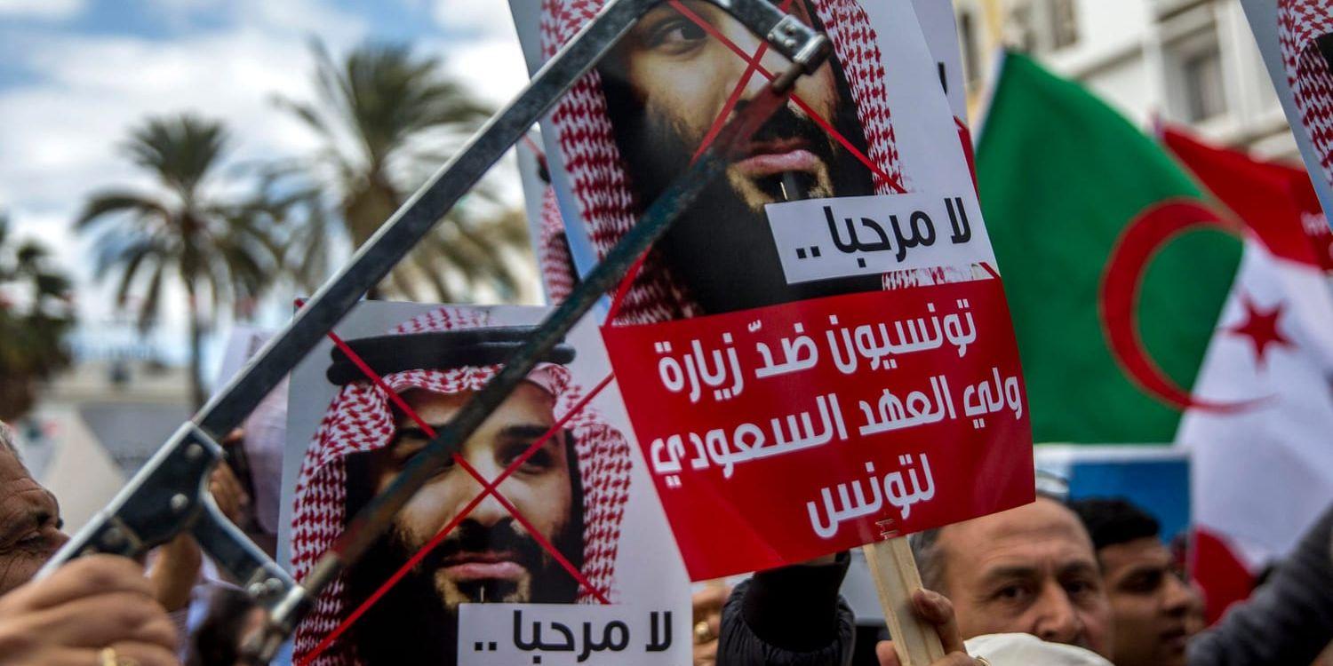 Tunisier protesterar mot att Saudiarabiens kronprins Mohammed bin Salman besöker landet.