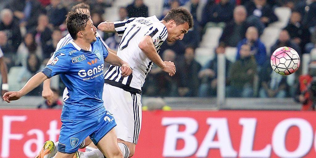 Juventus Mario Mandzukic, till höger, nickar in 1-0 mot Empoli.