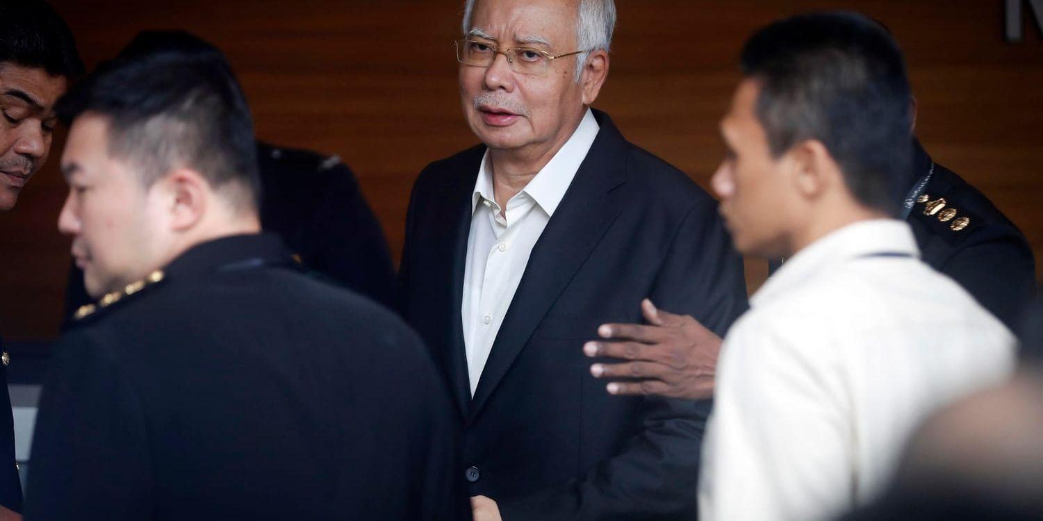 Bild från i maj då Najib Razak anlände till antikorruptionsmyndighetens kontor i Putrajaya. Arkivbild.