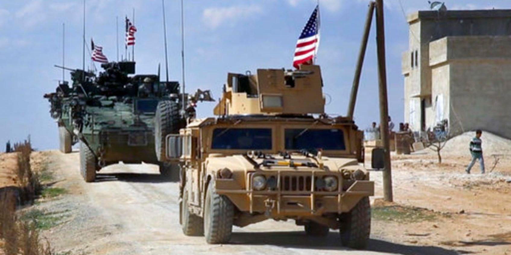 Amerikanska militärfordon på patrull utanför staden Manbij i norra Syrien i början av mars. Arkivbild.