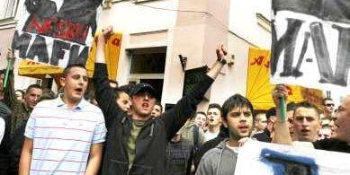 Hundratals bosniska fans demostrerade utanför bosniska förbundet i Sarajevo. Fansen krävde upprensning inom det egna förbundet.