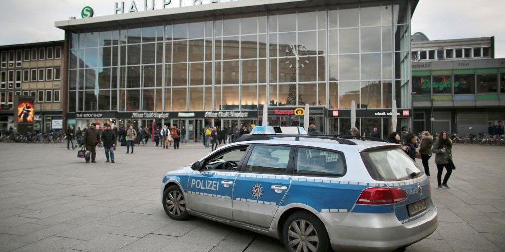 En polisbil utanför centralstationen i Köln. Igår hölls ett krismöte i staden efter att minst 90 kvinnor anmält att de utsatts för övergrepp under nyårsnatten.