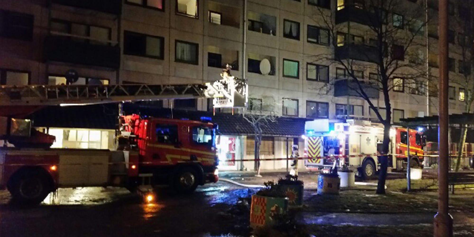 Räddningstjänst larmades på söndagskvällen till ett flerfamiljshus i nordöstra Göteborg.