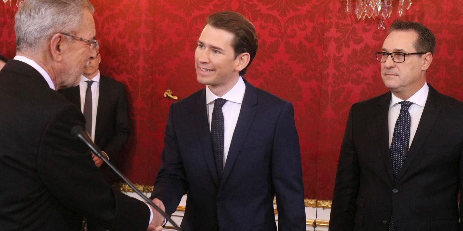 Österrikes förbundspresident Alexander Van der Bellen skakar hand med den nyutnämnde förbundskanslern Sebastian Kurz (ÖVP, i mitten) under insvärningsceremonin. Till höger vicekansler Heinz-Christian Strache från FPÖ.